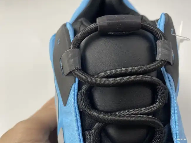 'Bright Boost GZ3079 MNVN Yeezy Cyan' 700 ADIDAS 0428